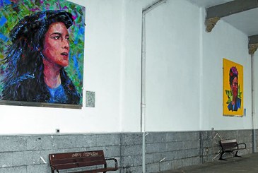 Cuatro grandes pinturas visten el Paseo Cubierto de Deba para deleite de locales y visitantes