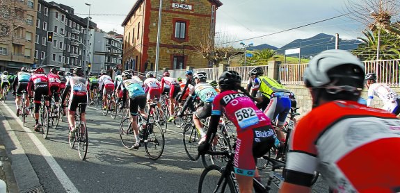 Deba acoge mañana dos pruebas ciclistas femeninas que recorrerán parte de la comarca