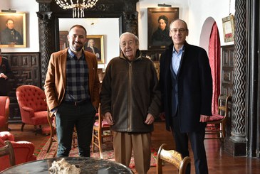 El Ayuntamiento de Mutriku y la Diputación firman un acuerdo con Enrique Areilza Churruca, Conde de Mutriku, para la apertura del palacio al público.