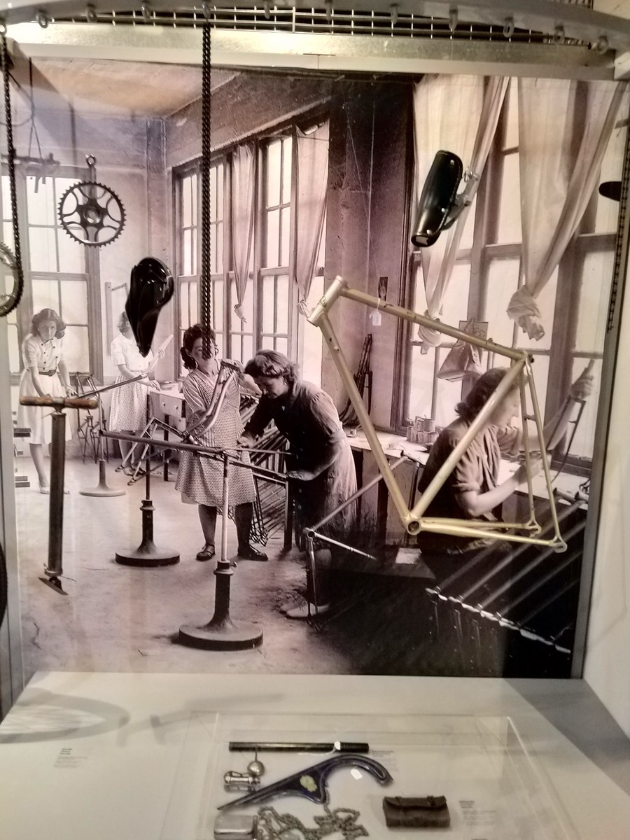 Exposición "Las huellas de las mujeres eibarresas" en el Museo de la Industria Armera