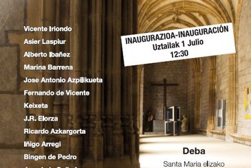 Obras de 18 artistas engalanan los muros del Claustro de la Iglesia Santa María de Deba hasta finales de agosto