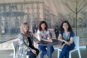 Una periodista francesa visita Eibar para realizar un reportaje sobre la industria armera